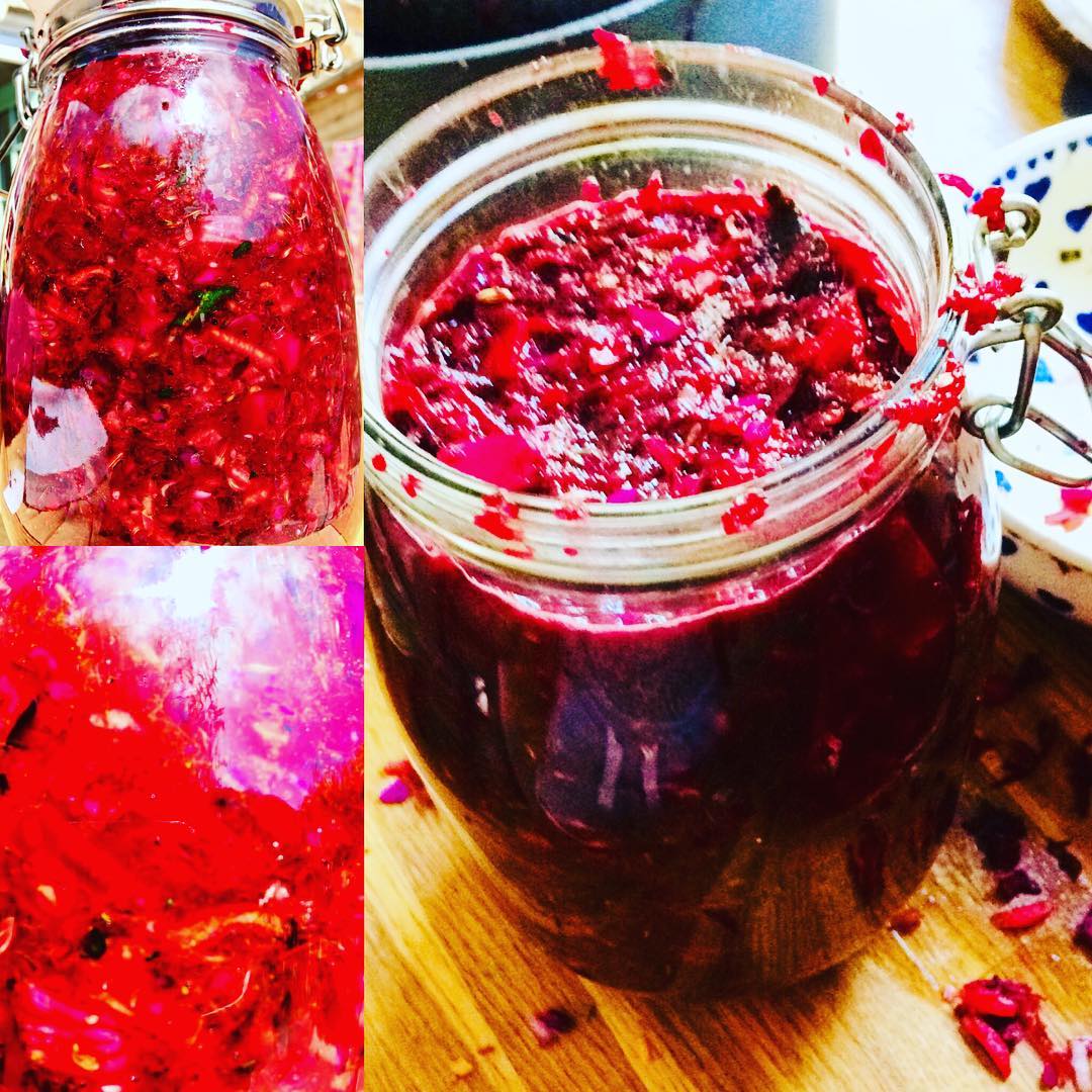 Started to make sauerkraut on a regular basis now, loving the healthy bacteria it gives my body, it feels like a magic potion nourishing and re awakening all of my cells when I eat it but also when I make it! Great receipt with #sandorellixkatz can’t recommend that book enough! A life saving in many ways 😍 shops often sells it pasteurised so best to go creative and make it yourself x laure 🤗#gethealthywithme #shine #bacteriafriendly #sauherkraut❤️